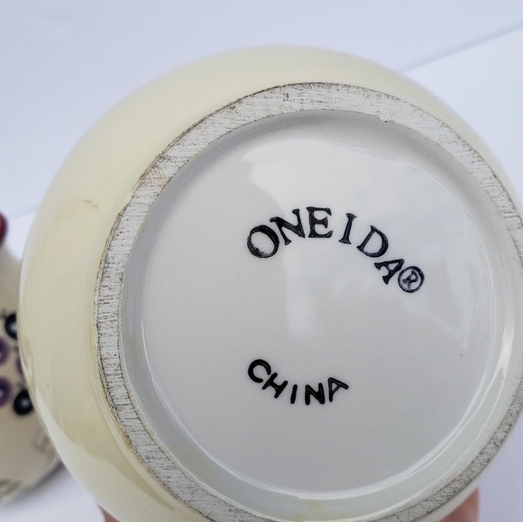 Oneida  Strawberry Plaid Cream and Sugar Bowl Set - Picture 7 of 7